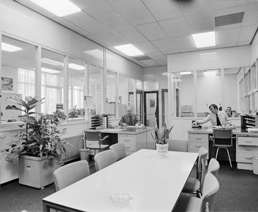 858748 Interieur van het kantoorgebouw van het Gasbedrijf Centraal Nederland (G.C.N., Nicolaas Beetsstraat 3) te ...